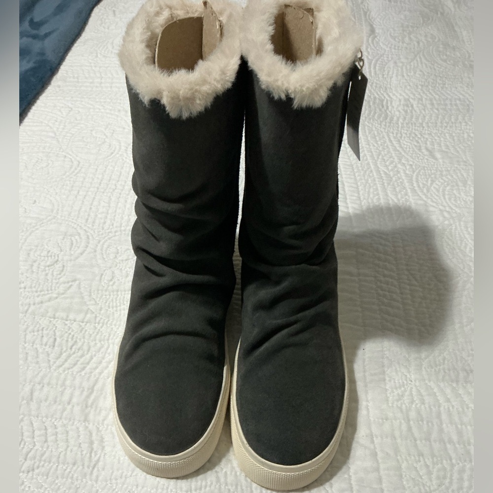 NEW TAOS women's cozy chic boot in dark grey suede 7.5
